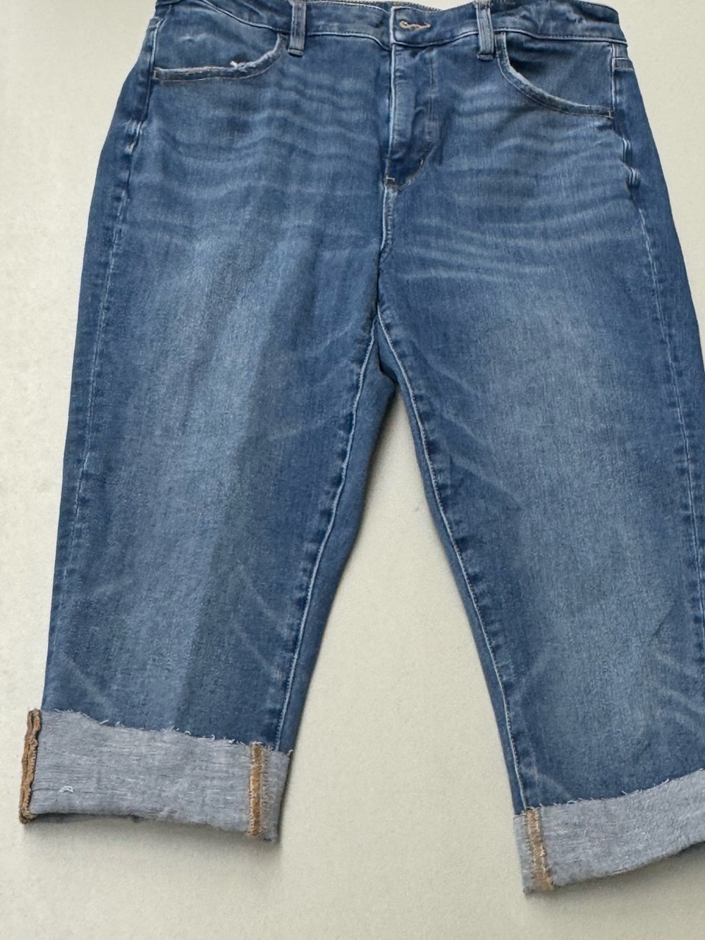 American Eagle Outfitters Rolled Hem Cropped Denim Jeans โ Medium Blue